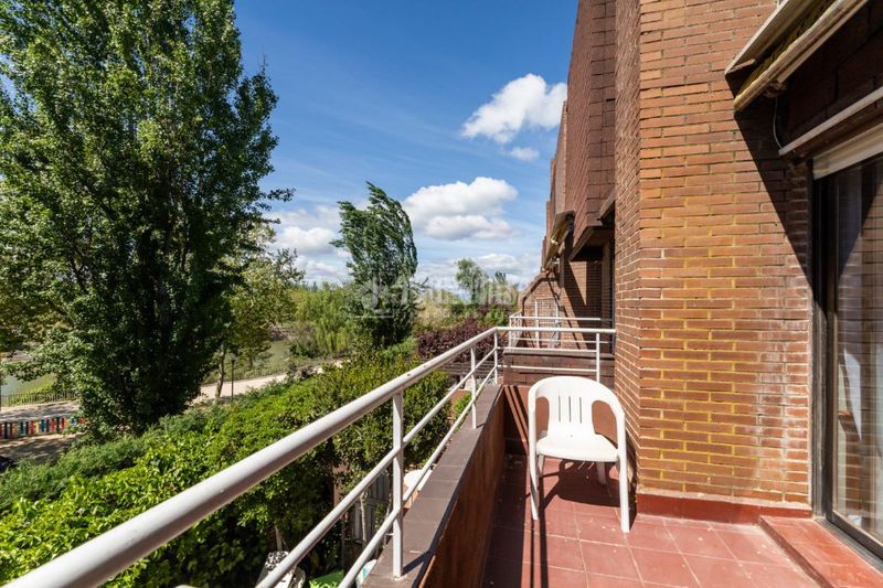 Foto bef7c5aa-07de-4810-849d-9bd8e132a458. Casa aparellada amb calefacció aparcament a El Burgo Rozas de Madrid (Las)