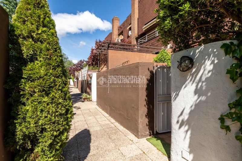 Foto cd698370-c88b-4281-b2ce-f2fece745c99. Casa aparellada amb calefacció aparcament a El Burgo Rozas de Madrid (Las)
