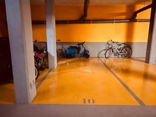Parking coche en La Plana. Plaza para coche grande