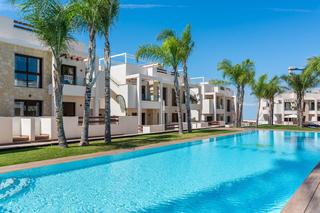 Casa a Los Balcones-Los Altos. Bungalow moderno de 2 dormitorios y 2 baños con gran piscina, am