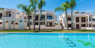 Casa en Los Balcones-Los Altos. Bungalow de planta baja en torrevieja con piscina comunitaria  k
