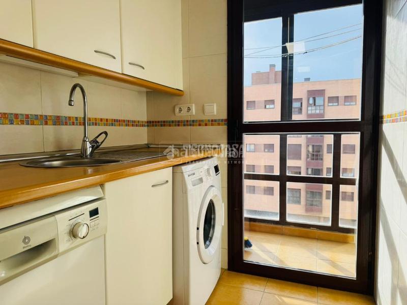 Foto cec0a8dd-7fc1-42ec-8bfe-0675d98d93f0. Flat with parking pool in Rejas Madrid