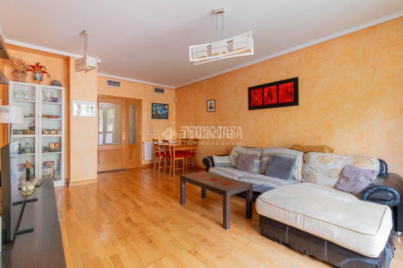 Foto c7170c5c-7c7c-4ba5-837d-8ad1aac41ec1. Pis amb aparcament piscina a Rejas Madrid