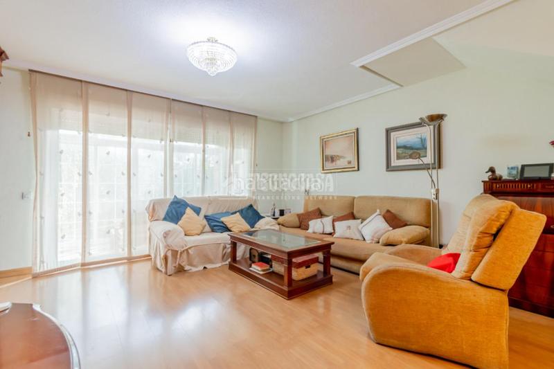 Foto 10c9a6f6-81e4-4b74-b16f-dcd09f439492. Casa pareada casa en venta en Rosas - Musas Madrid