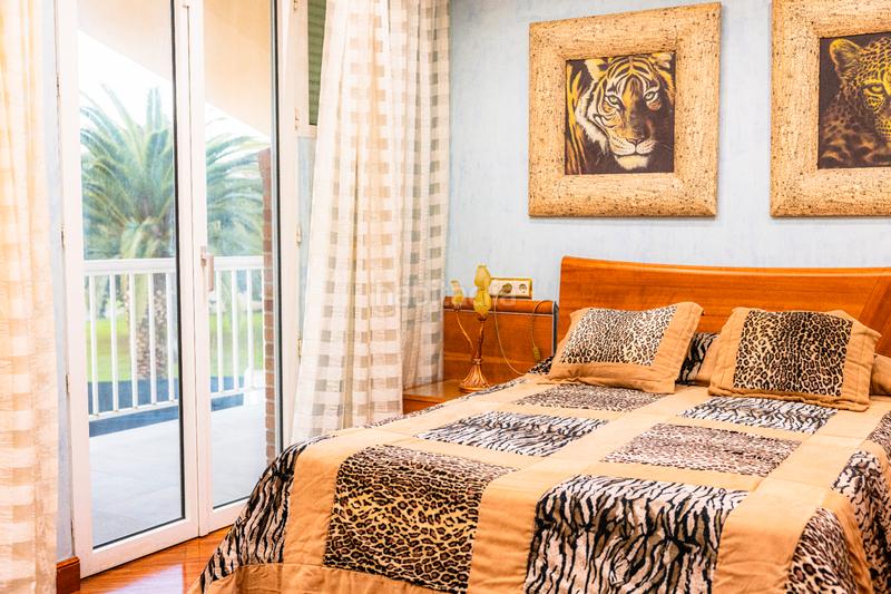 Foto 0cad0343-ceda-4cc8-b55f-37a0f7d13feb. Casa aparellada amb xemeneia calefacció aparcament piscina a Santa Cruz de Bezana