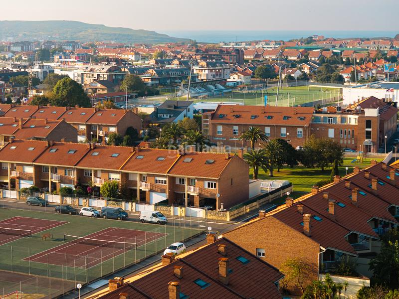 Foto 1097b6a5-16e5-46a2-a953-d66eeb5ad8ef. Casa aparellada amb xemeneia calefacció aparcament piscina a Santa Cruz de Bezana