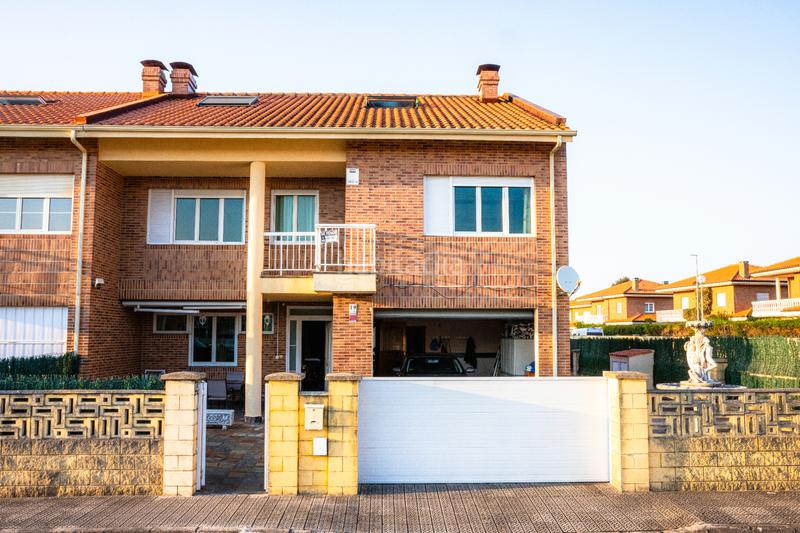 Foto 19a61423-9cee-4df9-9e42-25e21fa7f609. Casa aparellada amb xemeneia calefacció aparcament piscina a Santa Cruz de Bezana