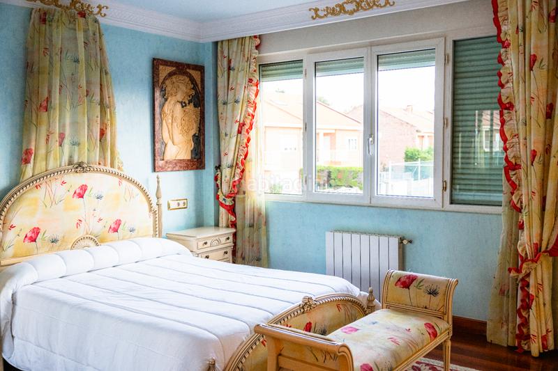 Foto 7e74f1ce-29f3-4ad2-9ca8-590cd370e86a. Casa aparellada amb xemeneia calefacció aparcament piscina a Santa Cruz de Bezana