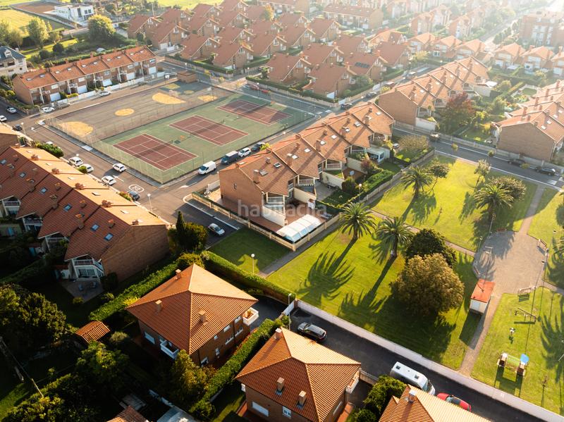 Foto 9fb1c40e-8282-48cb-9a99-41acb539fcf1. Casa aparellada amb xemeneia calefacció aparcament piscina a Santa Cruz de Bezana