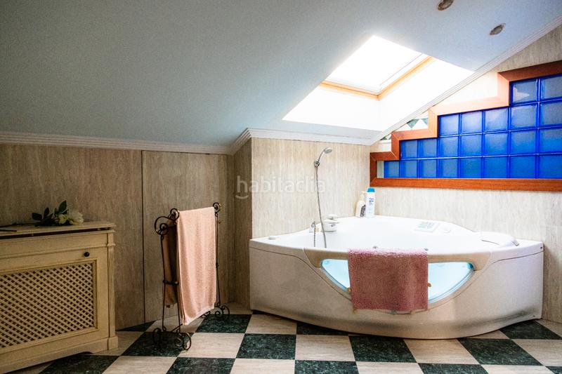 Foto ae17b5df-5f45-4822-b5b8-914e0d9ba43b. Casa aparellada amb xemeneia calefacció aparcament piscina a Santa Cruz de Bezana