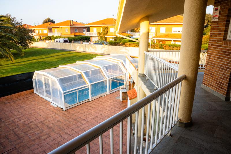 Foto e9e93807-64a3-473a-bd5d-fd07fa0397a0. Casa aparellada amb xemeneia calefacció aparcament piscina a Santa Cruz de Bezana