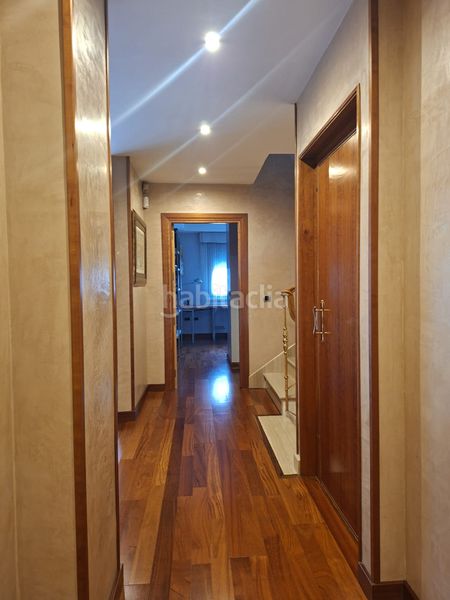 Foto 486cb7d5-6198-44d7-b2a1-b4237c3069aa. Casa aparellada amb xemeneia calefacció aparcament piscina a Granada