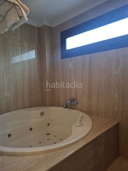 Foto 58119d75-9a5c-41dc-b417-7dbc1f95e20f. Casa aparellada amb xemeneia calefacció aparcament piscina a Granada