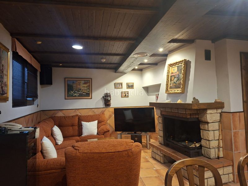 Foto daa6d267-9a93-4960-843d-b1d4f855389d. Casa aparellada amb xemeneia calefacció aparcament piscina a Granada