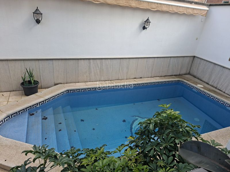 Foto db66eca5-7446-4a07-9a12-7430427c479a. Casa aparellada amb xemeneia calefacció aparcament piscina a Granada