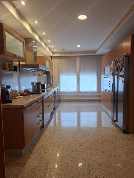 Foto e748ab18-c2ea-4fd3-90f8-3279c732989e. Casa aparellada amb xemeneia calefacció aparcament piscina a Granada