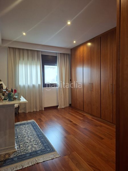 Foto f1b58ee9-5c0d-4b27-bd0a-aea916b45d73. Casa aparellada amb xemeneia calefacció aparcament piscina a Granada