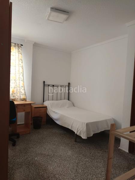 Foto c85316df-2fc4-4297-97d4-4aaa5237bd48. Alquiler ático atico de 5 dormitorios/zona muy centrica/junto a facultades en Granada