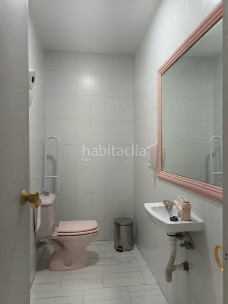 Foto de552a76-cb6d-4b24-8a87-ce751affd3f2. Local comercial local de 94 m2 muy bien ubicado/ideal despacho abogados/academia de estudios en Granada