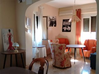Rent Flat  Avenida capitán moreno. Piso para estudiantes de 5 dormitorios y 2 baños / barrio san id