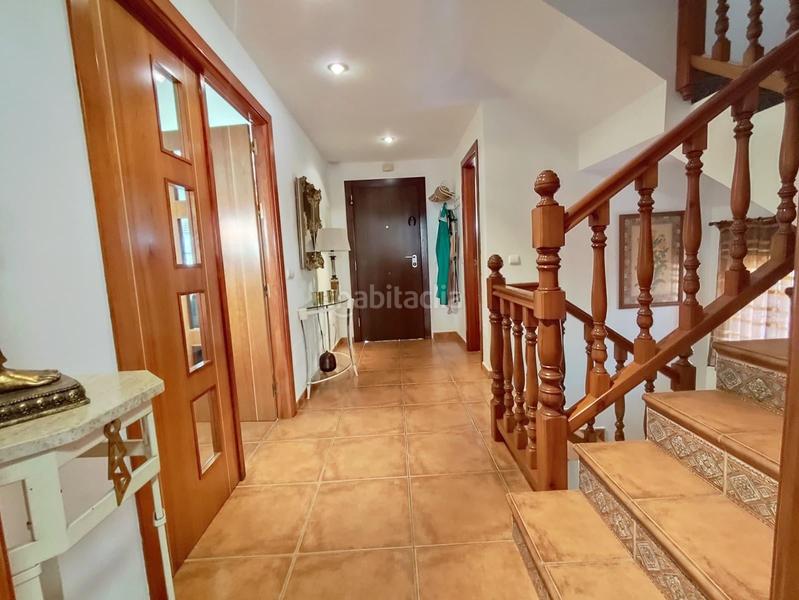 Foto 9713f413-9ad1-41c4-ac90-ca3205bfdd84. Semi detached house with parking pool in Puerto Deportivo Fuengirola