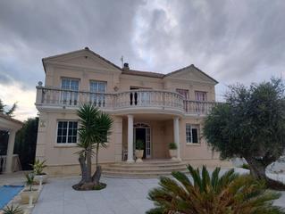 Maison à Bellvei. Casa o chalet con piscina
