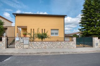 Casa  Carrer ametller. Casa con 3 habitaciones con calefaccin