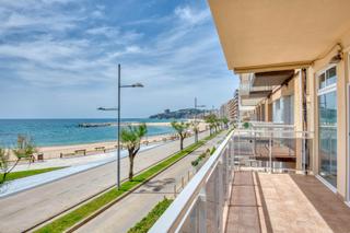 Apartament a Sant Antoni. Apartamento reformado en primera línea de mar con terraza y vist