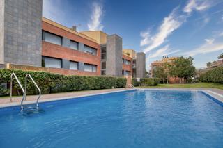 Planta baja  Carrer del monestir. Impecable planta baja de unos 93m2  en residencial con piscina m