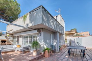Reihenhaus  Carrer sant esteve. Fantastica e impecable  casa con muchísimo encanto en la fosca!!