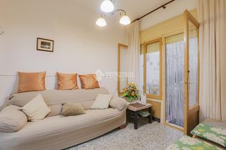 Casa aparellada  Carrer del berguedà. Casa en venta en terrassa