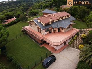 Chalet  Avinguda de la cornisa. Espectacular finca de 627 m² sobre parcela de 6.200 m² con pisci
