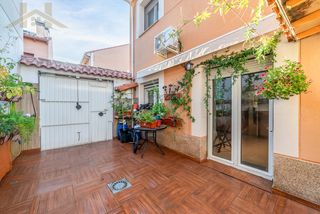 Casa a schiera  Calle enrique tierno galván. En venta amplia vivienda de 4 dormitorios con patio y buhardilla
