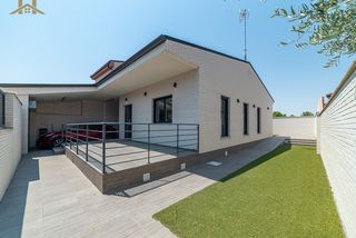 Doppelhaus  Calle hernán cortés. En venta: espectacular casa baja pareada con piscina y garaje en
