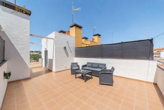 Casa adosada  Calle torrejón. En venta: magnífico chalet adosado en seseña con amplio patio, a