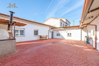 Semi detached house  Calle campoamor. En venta: impresionante casa baja reformada en san martín de la