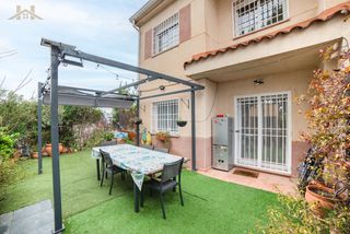 Casa bifamiliare  Calle océano pacífico. En venta: chalet pareado con gran jardín, buhardilla y placas so
