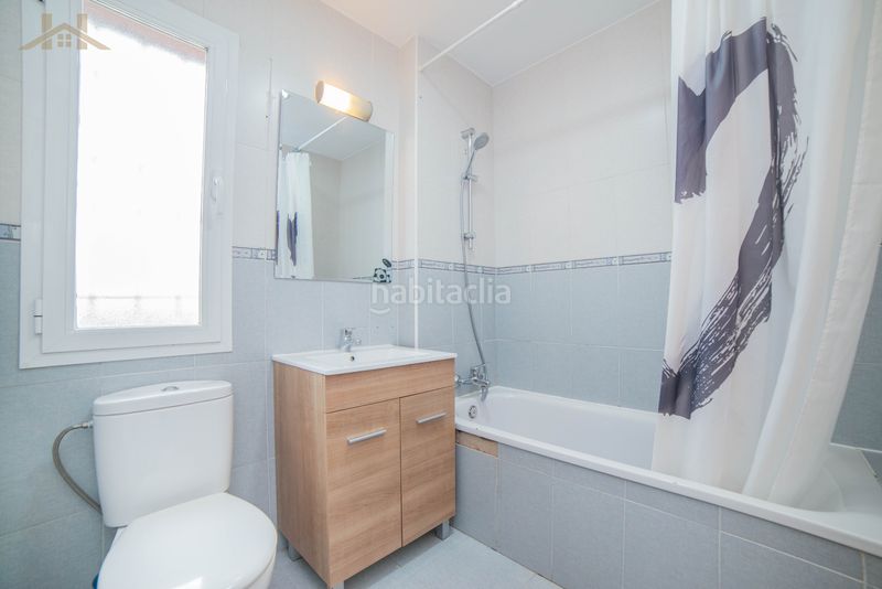 Foto 582a56f7-9c72-42ab-8e41-132f08f32a91. Casa aparellada amb calefacció aparcament a Las Lomas Seseña