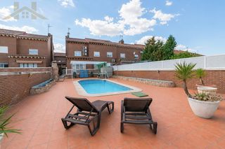 Casa aparellada  Calle isla de formentera. En venta: espectacular chalet pareado con piscina, gran parcela