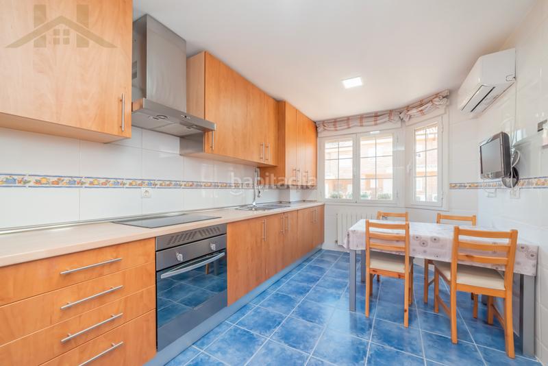 Foto 038e092c-8469-4999-855e-60c7aa2b7e1b. Casa adossada amb xemeneia calefacció aparcament piscina a Valdemoro