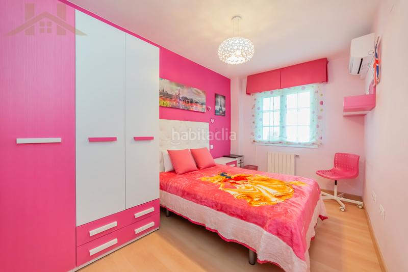 Foto 2180093c-f219-4d75-803e-95da7cb25eb9. Casa adossada amb xemeneia calefacció aparcament piscina a Valdemoro