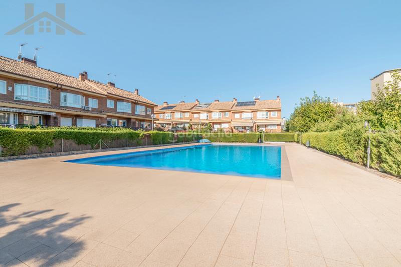 Foto 5e2e3b56-c4d3-4b62-9667-fcffc5c91884. Casa adossada amb xemeneia calefacció aparcament piscina a Valdemoro
