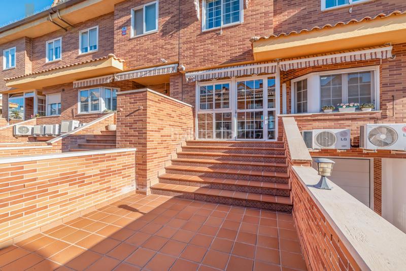 Foto bd34e43e-cafc-4b70-a21c-f269086edc34. Casa adossada amb xemeneia calefacció aparcament piscina a Valdemoro