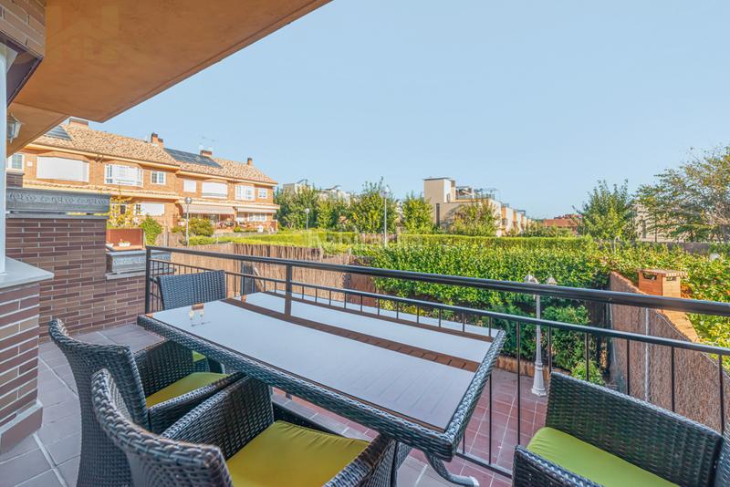 Foto bd57b2ca-dee2-4c3b-bf8e-ba9166e3e984. Casa adossada amb xemeneia calefacció aparcament piscina a Valdemoro