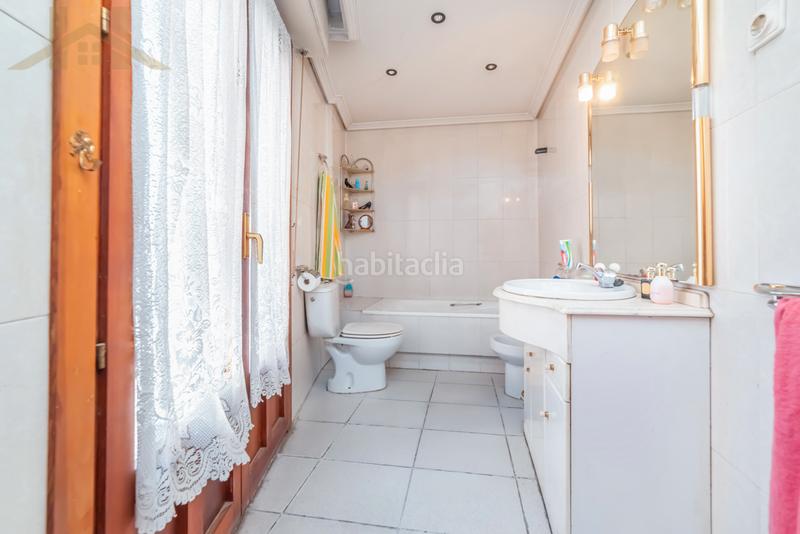 Foto 2caed602-2077-410f-ba22-4e6bcc96d264. Casa adossada amb xemeneia a Centro Valdemoro