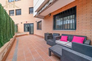 Pis a Estación. Fantástico bajo con patio de dos dormitorios en la estación