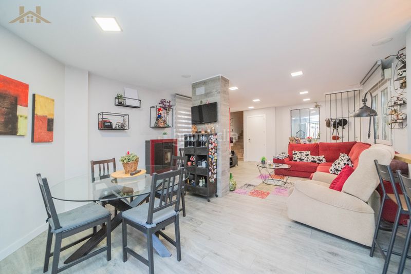 Foto 06d83930-d8e6-415e-a293-cb0e351e58fc. Casa aparellada amb xemeneia calefacció aparcament piscina a Valdemoro