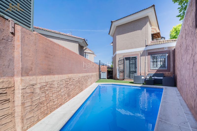Foto 0fcf9a83-4906-47b3-bf25-5158420e1eff. Casa aparellada amb xemeneia calefacció aparcament piscina a Valdemoro