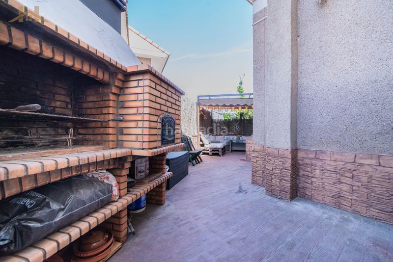 Foto 86a305b1-86bd-4dde-8917-f89a986291a7. Casa aparellada amb xemeneia calefacció aparcament piscina a Valdemoro