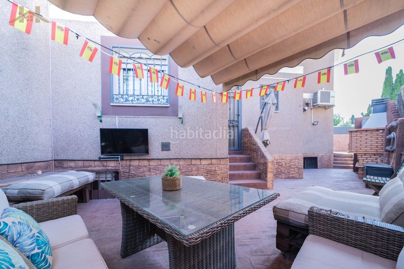 Foto ab1b7855-9dd8-412e-9e7b-5a638e558268. Casa aparellada amb xemeneia calefacció aparcament piscina a Valdemoro